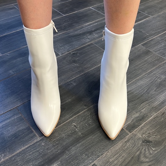 Lulu’s White Shortie Boot - Picture 2 of 8